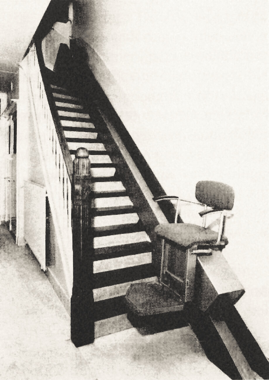 Historická fotka schodišťové sedačky